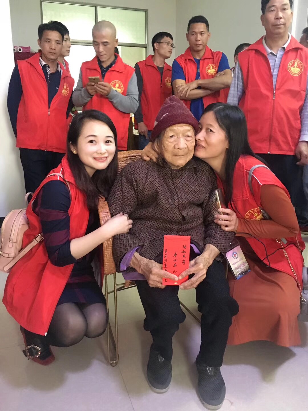 广东英德朱氏宗亲联谊会敬老活动（宗亲纪事）.jpg