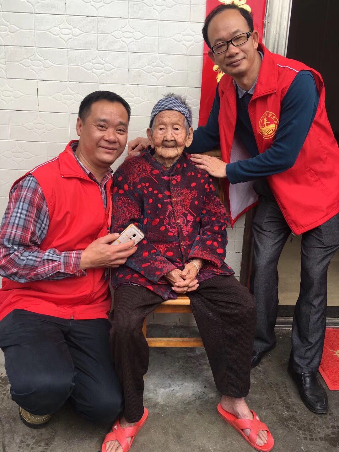 广东英德朱氏宗亲联谊会敬老活动（宗亲纪事）.jpg